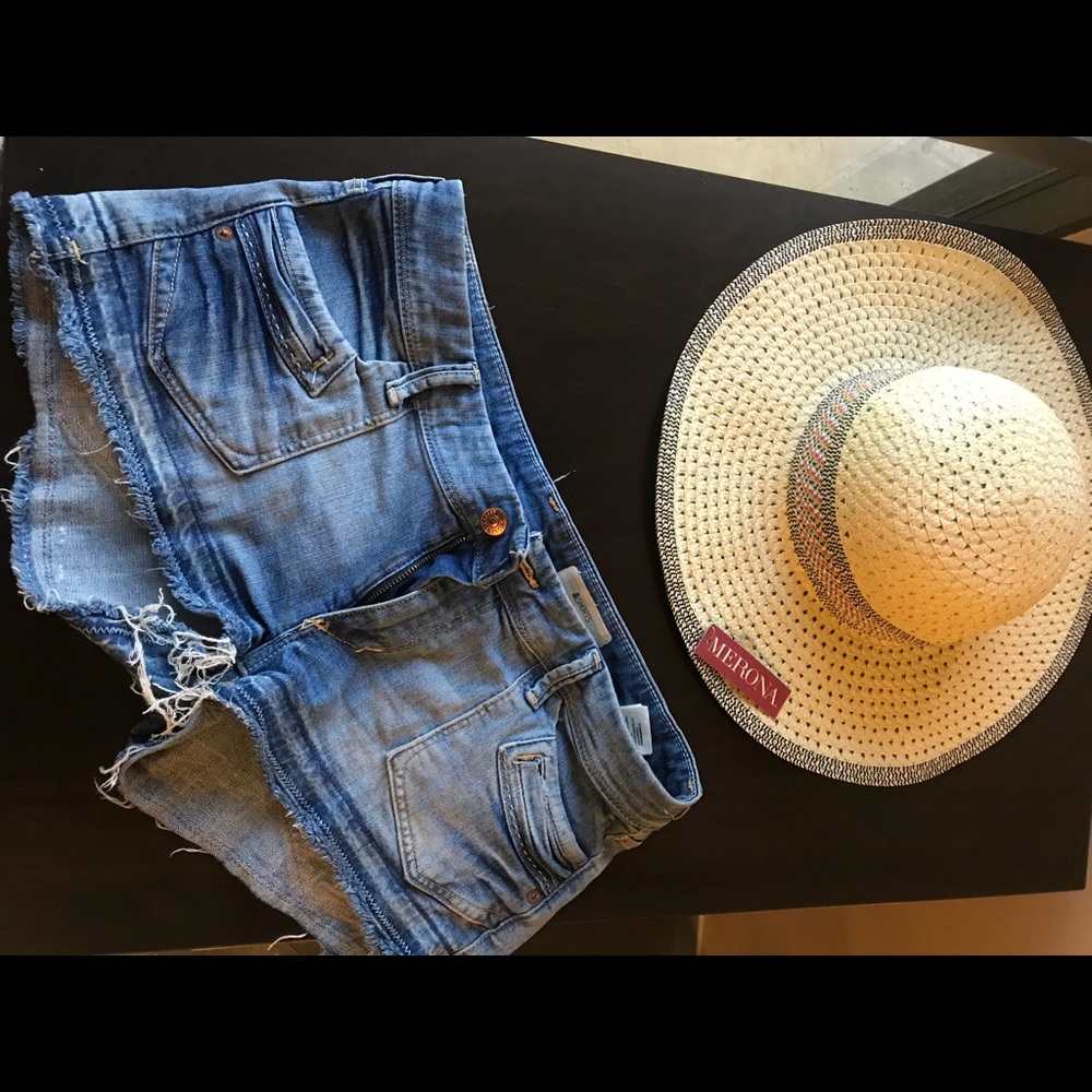 Denim short shorts & sun hat